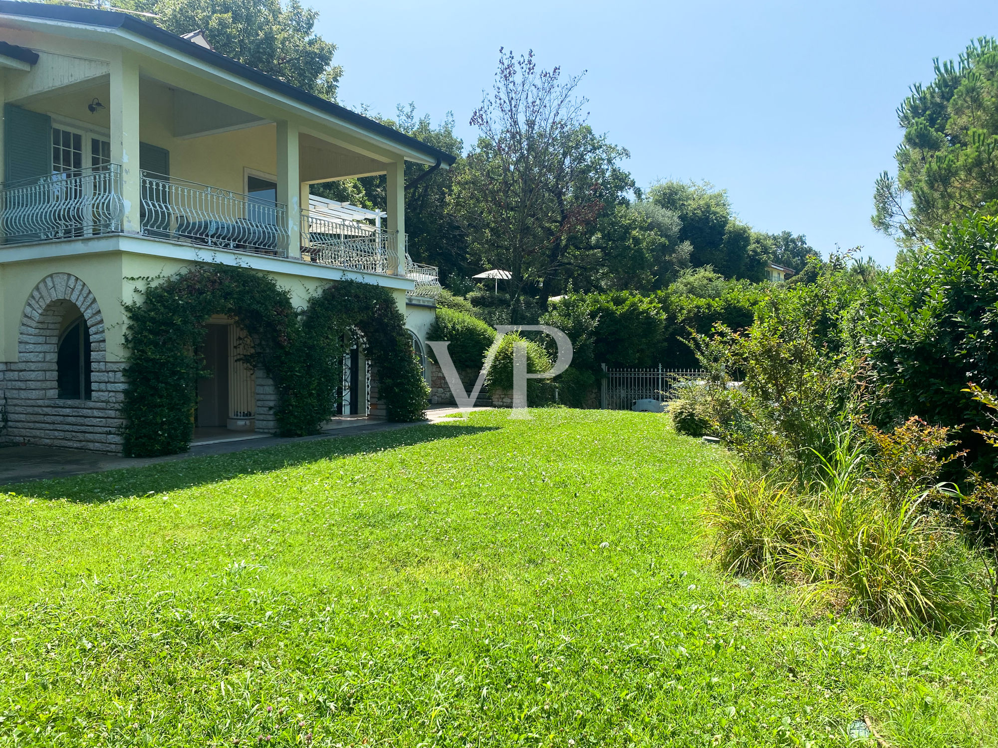 Bezaubernde Villa in Torri del Benaco mit Seeblick und privatem Pool