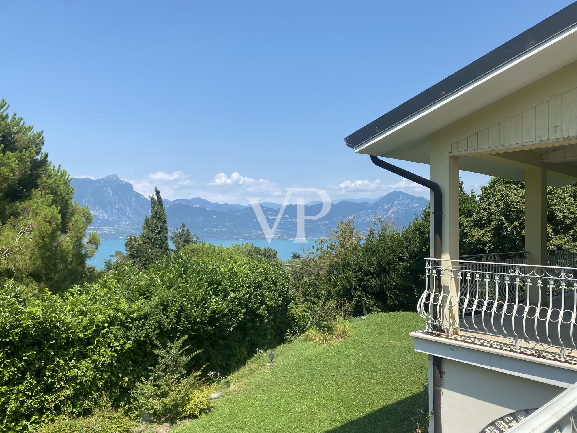 Bezaubernde Villa in Torri del Benaco mit Seeblick und privatem Pool