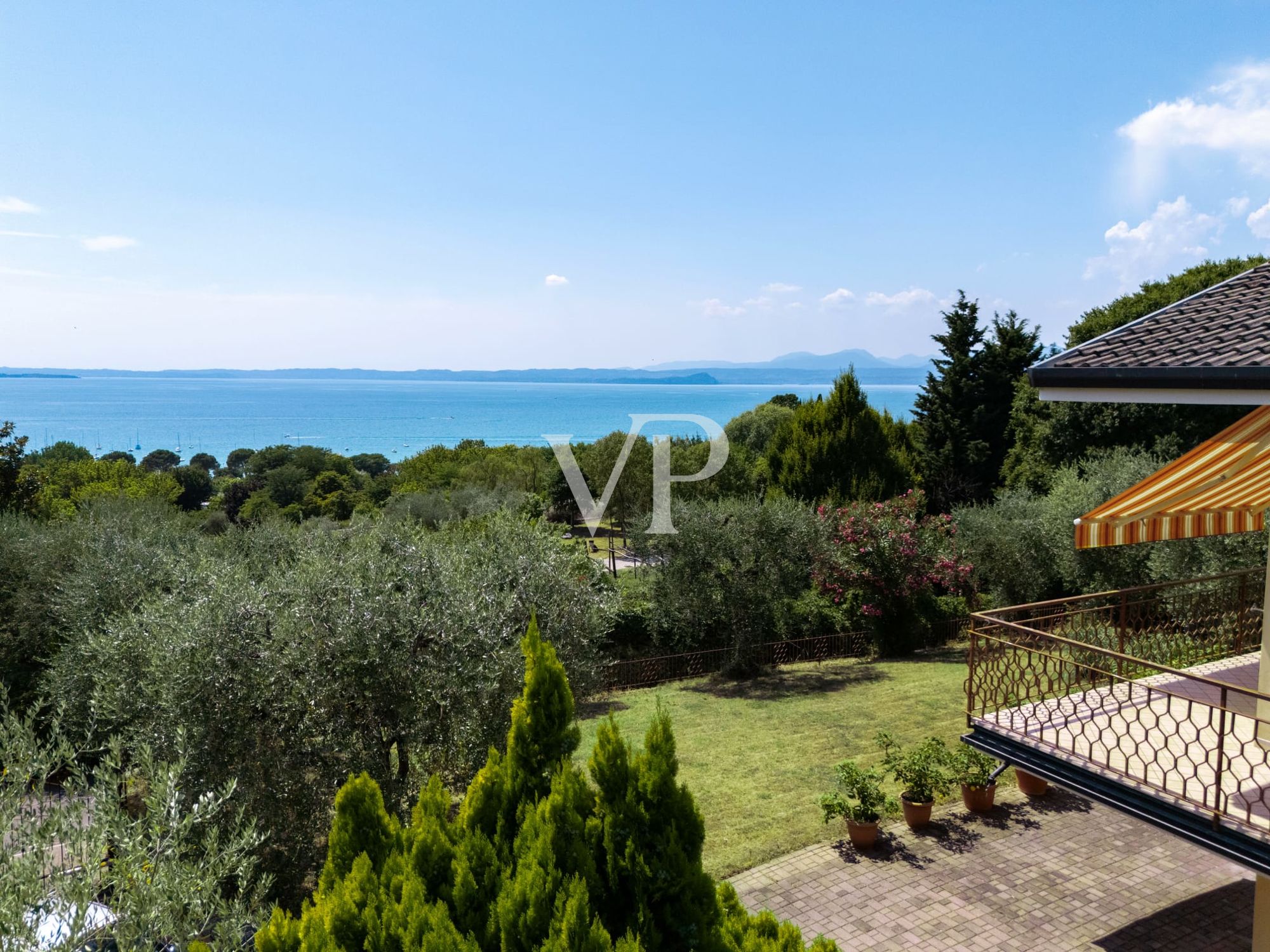 Villa exclusive avec piscine et vue sur le lac à Bardolino - élégance et intimité sur le lac de Garde
