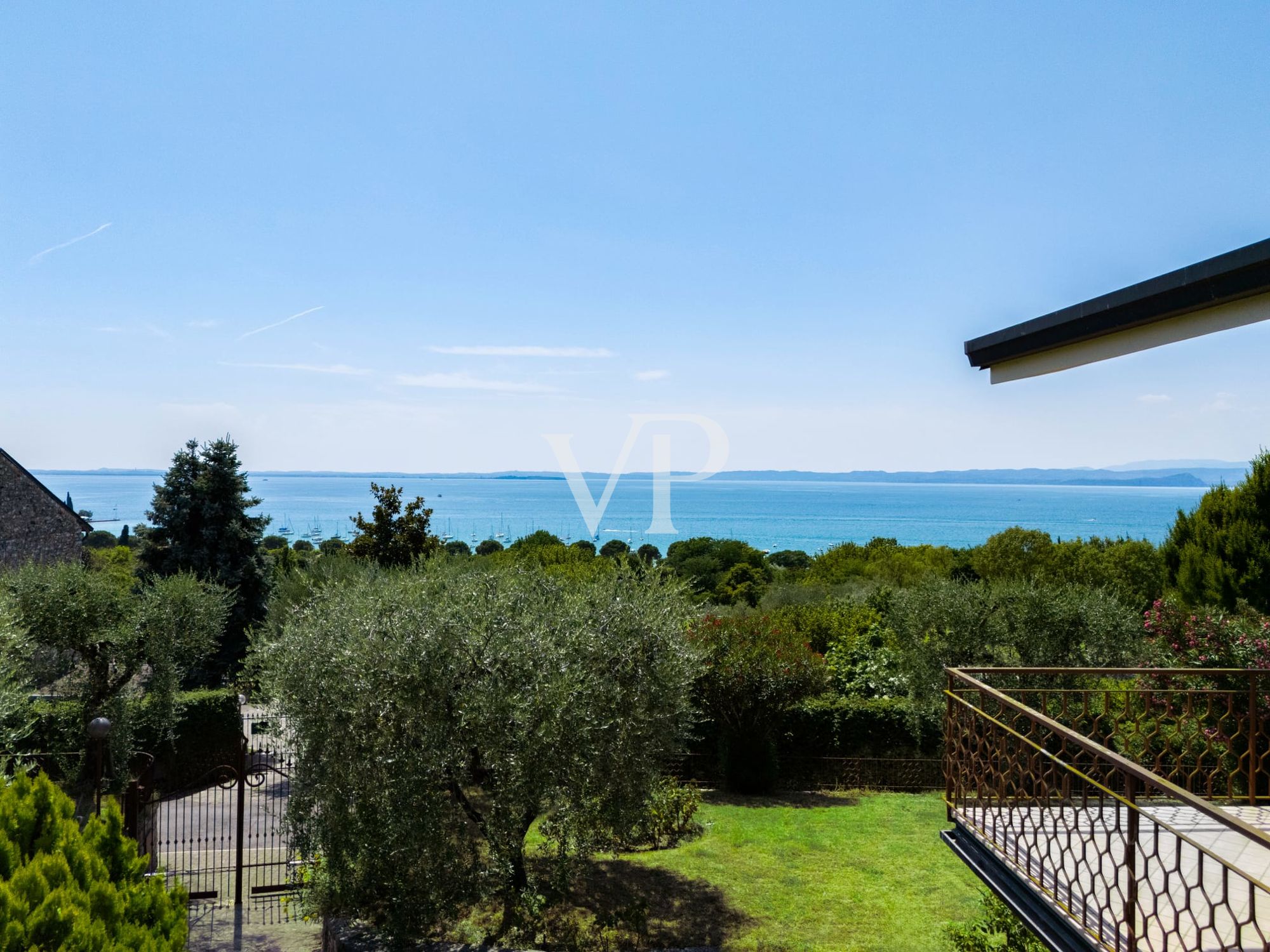 Villa exclusive avec piscine et vue sur le lac à Bardolino - élégance et intimité sur le lac de Garde