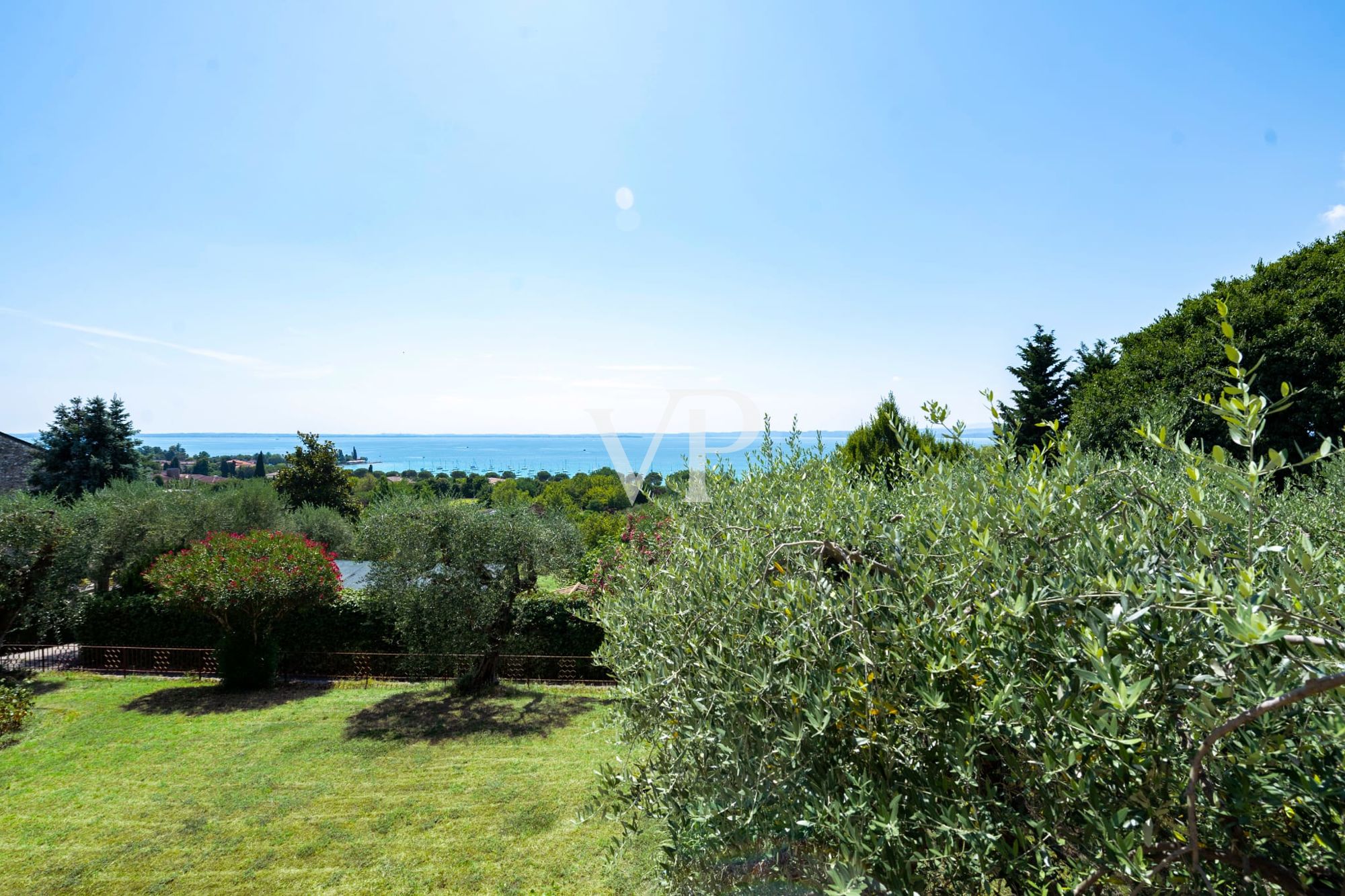 Villa exclusive avec piscine et vue sur le lac à Bardolino - élégance et intimité sur le lac de Garde