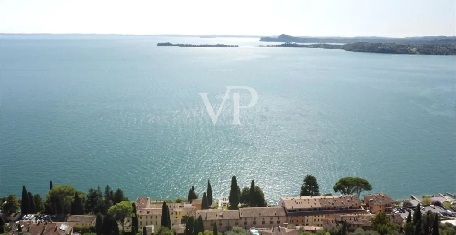 Moderno trilocale a Gardone Riviera in un esclusivo residence vista lago