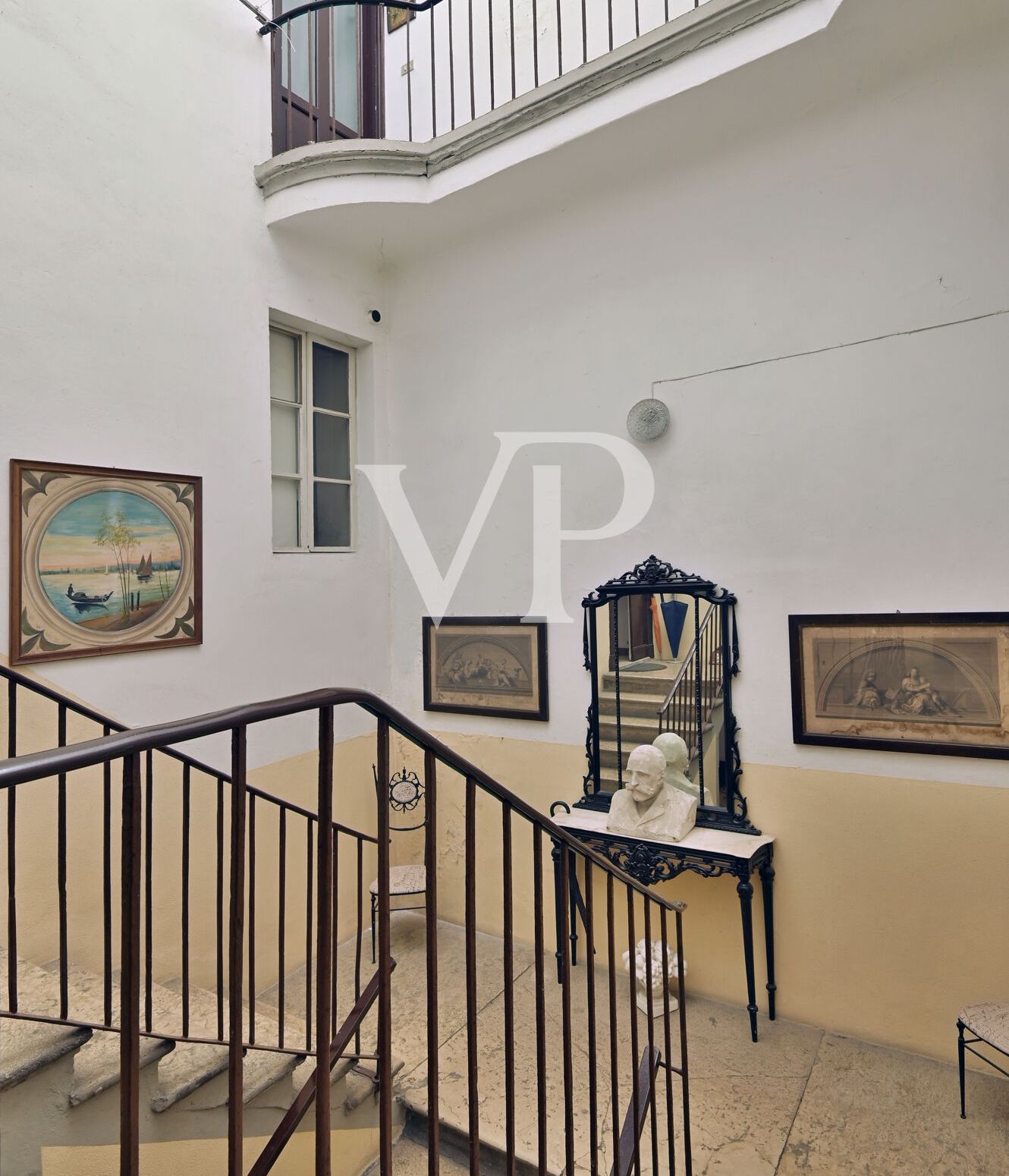 Edificio histórico emblemático en el corazón de Salò