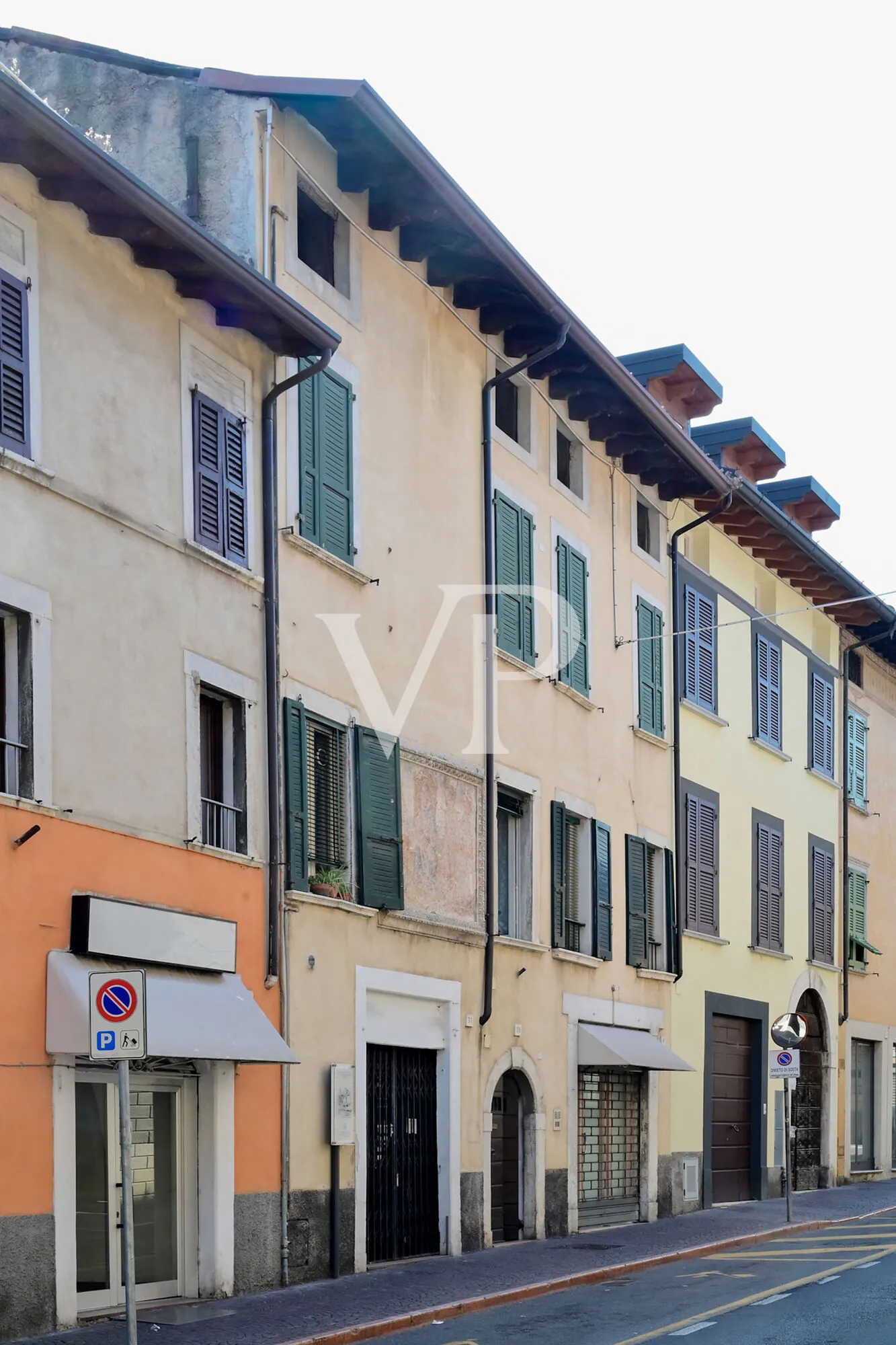 Palazzo storico terra-cielo nel cuore di Salò