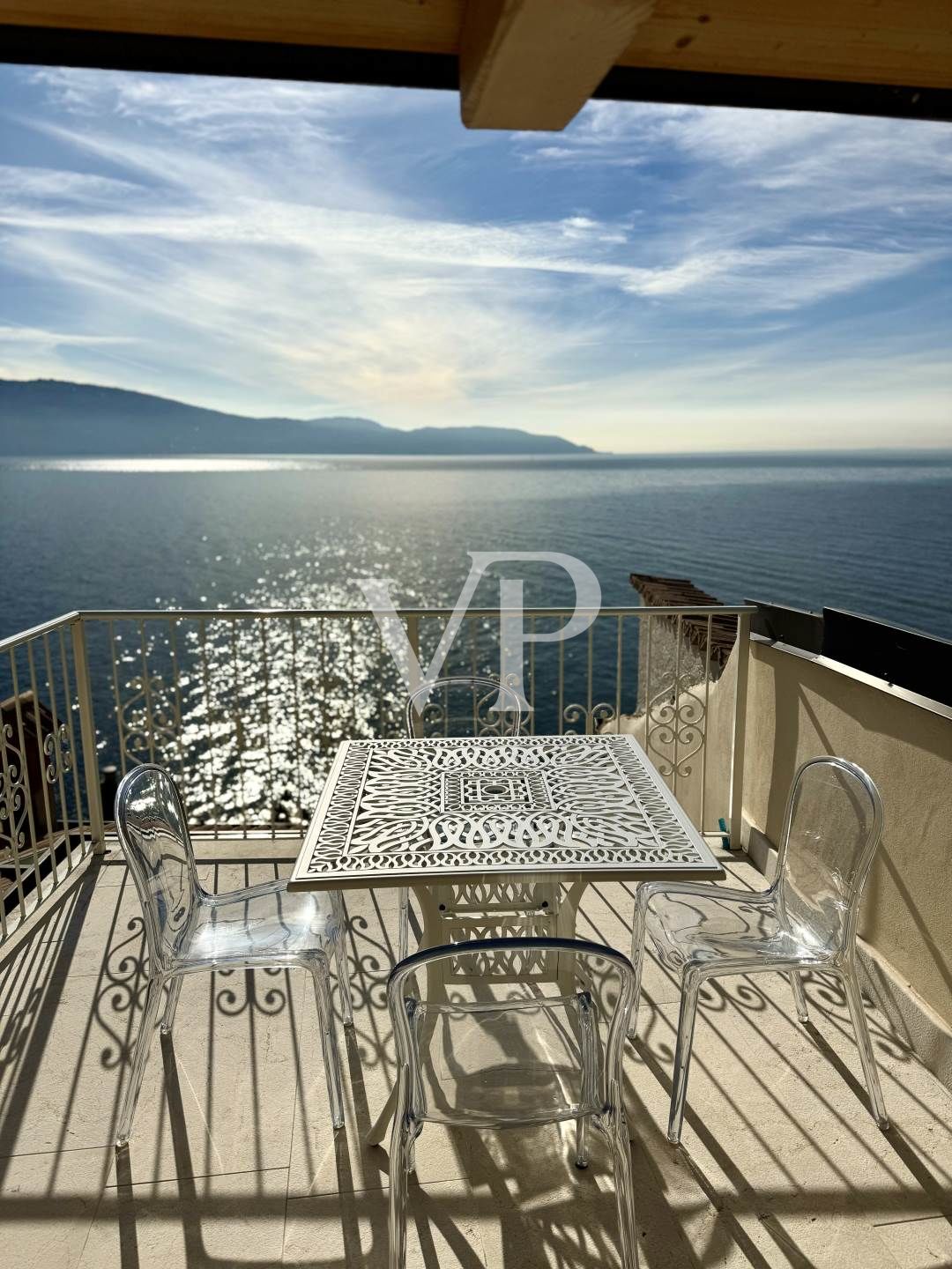 Attico nel cuore di Gargnano, terrazza con vista lago dominante