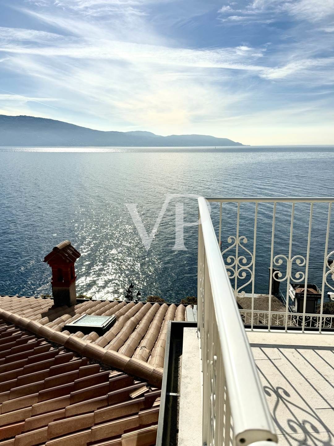 Attico nel cuore di Gargnano, terrazza con vista lago dominante