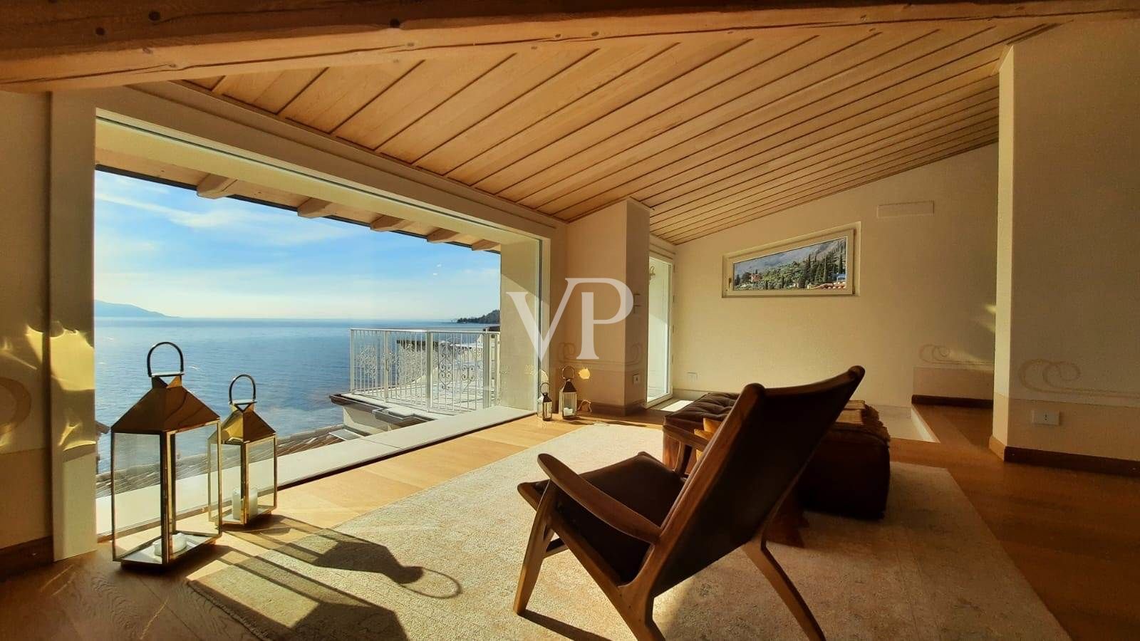 Attico nel cuore di Gargnano, terrazza con vista lago dominante