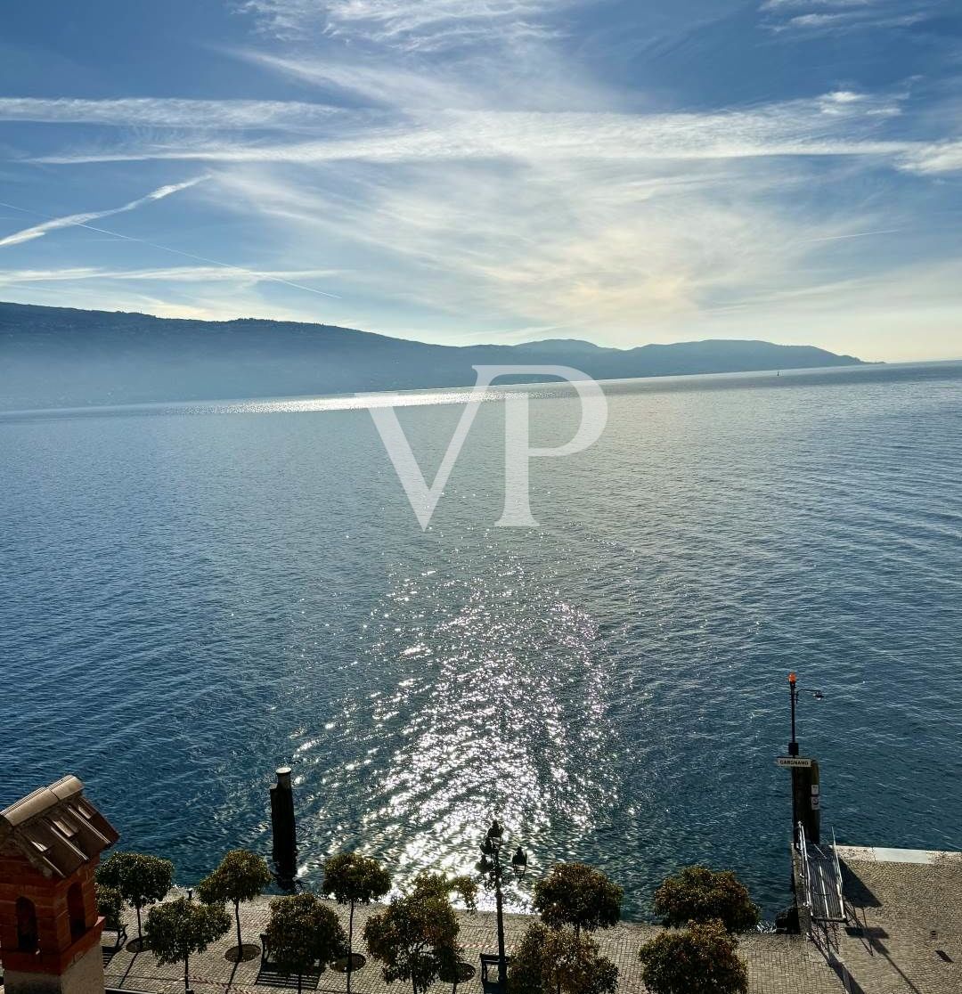 Ático en el corazón de Gargnano, terraza con vistas al lago