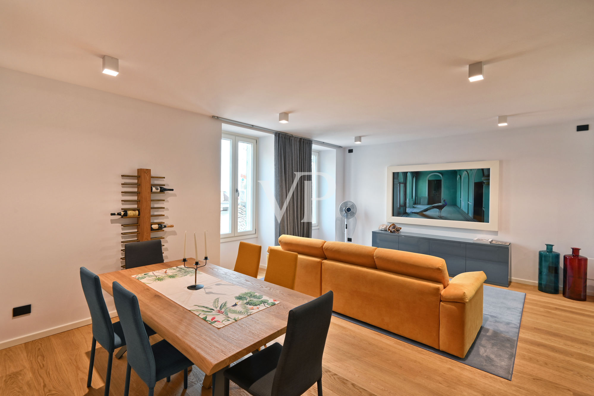 Elegante appartamento di ampie dimensioni con terrazzo sul lungolago di Gargnano
