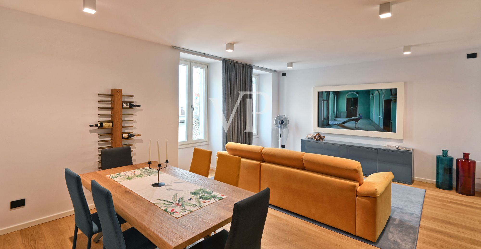 Elegante appartamento di ampie dimensioni con terrazzo sul lungolago di Gargnano