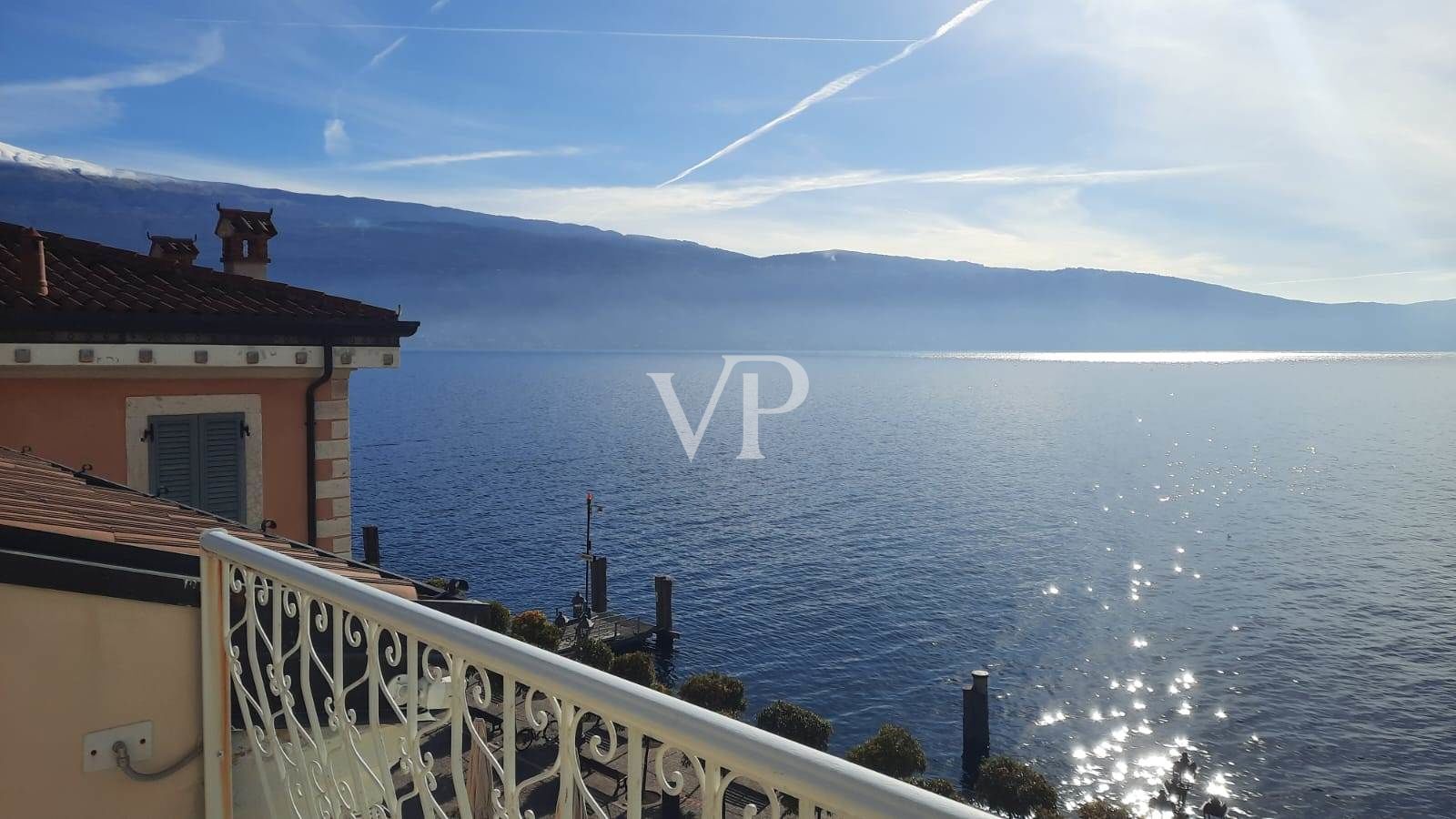 Elegante appartamento di ampie dimensioni con terrazzo sul lungolago di Gargnano