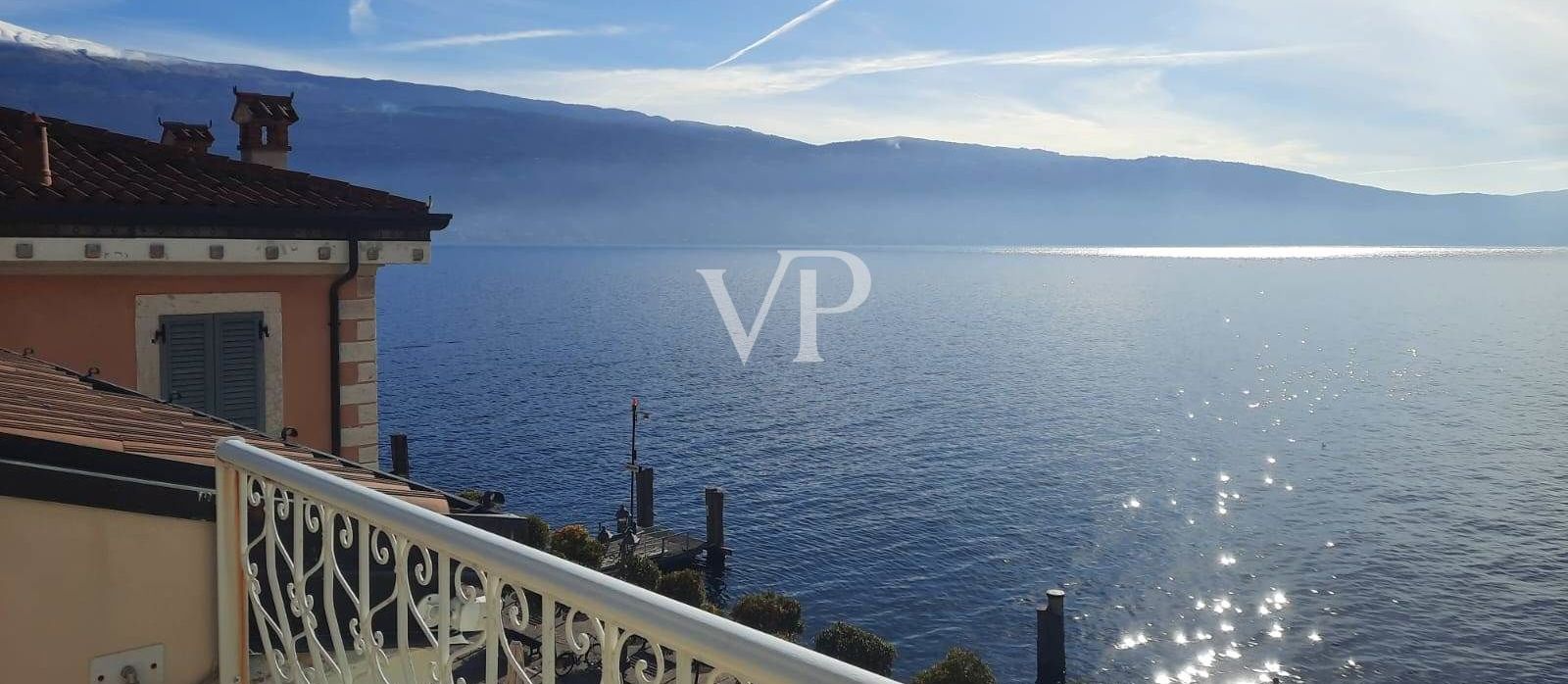 Elegante appartamento di ampie dimensioni con terrazzo sul lungolago di Gargnano