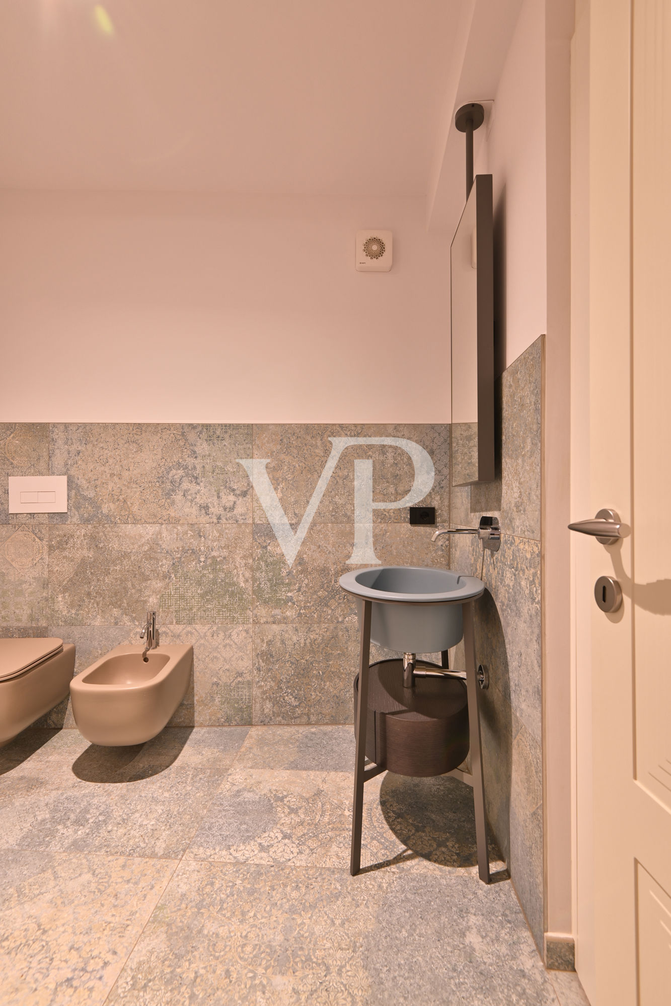 Elegante appartamento di ampie dimensioni con terrazzo sul lungolago di Gargnano