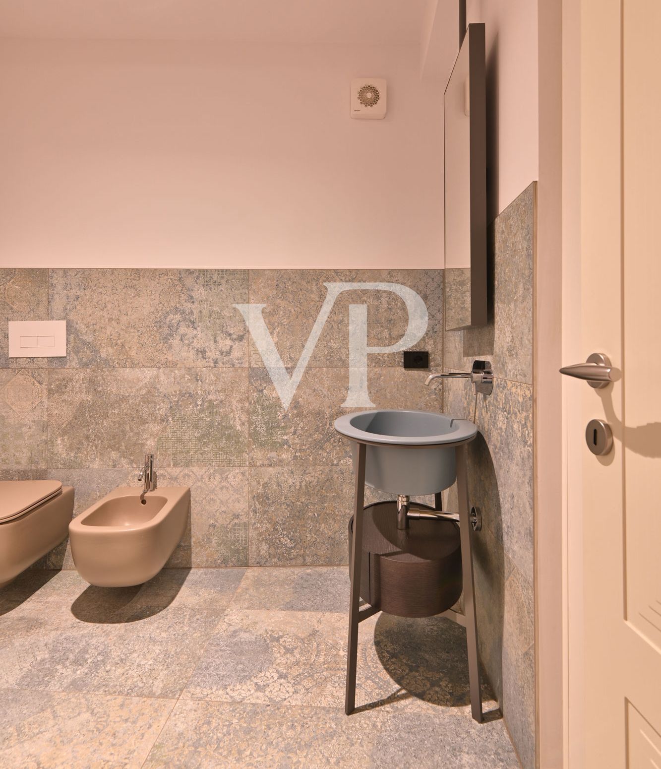 Elegante appartamento di ampie dimensioni con terrazzo sul lungolago di Gargnano