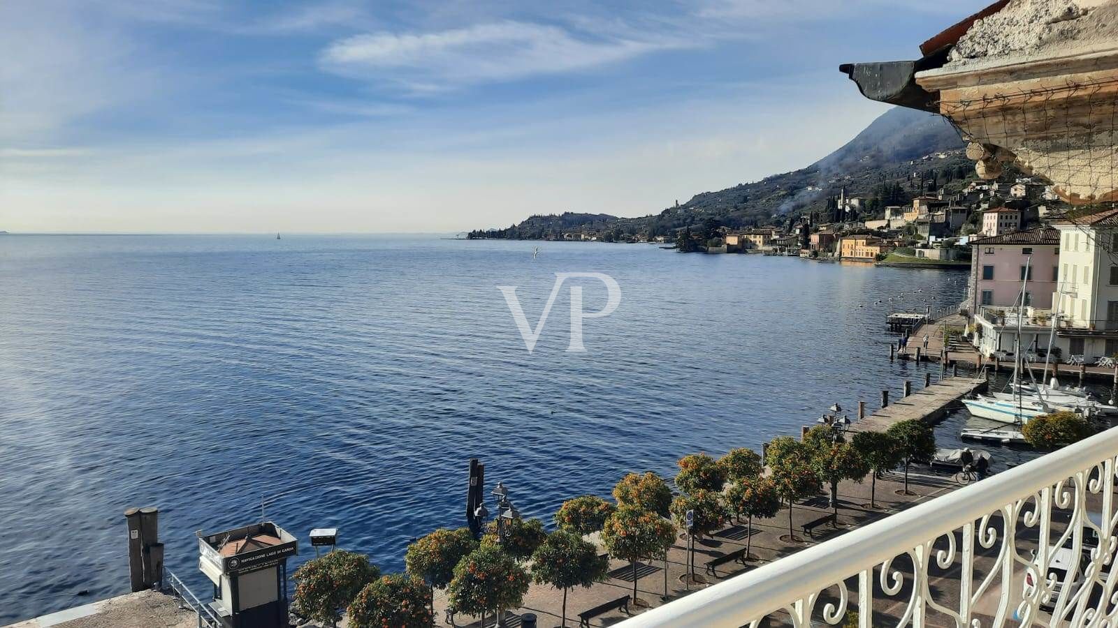Elegante appartamento di ampie dimensioni con terrazzo sul lungolago di Gargnano