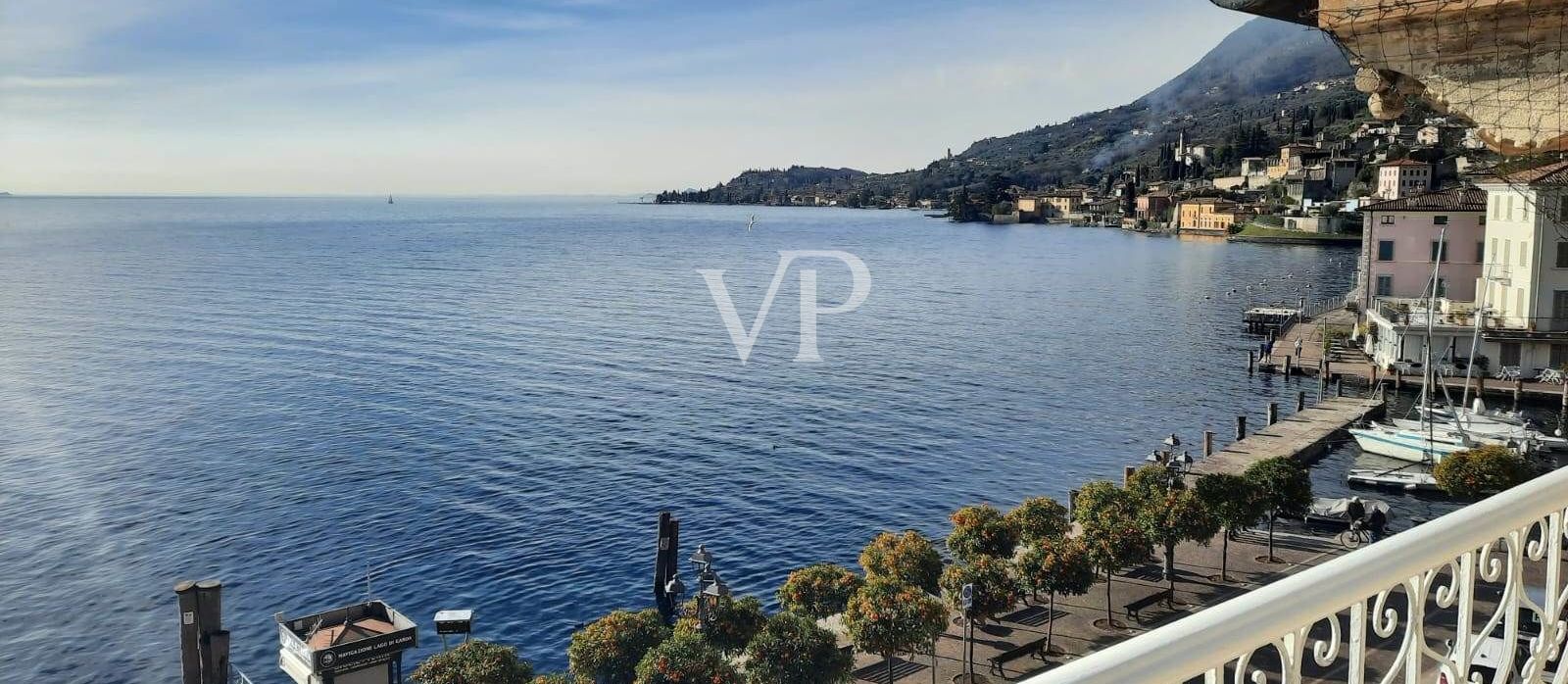 Elegante appartamento di ampie dimensioni con terrazzo sul lungolago di Gargnano