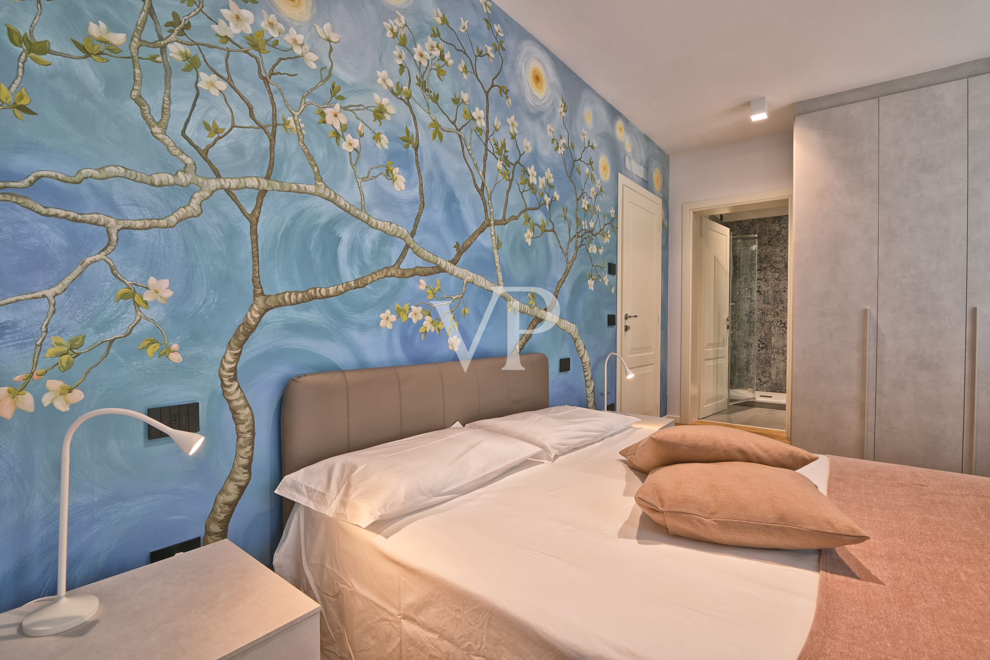 Elegante appartamento di ampie dimensioni con terrazzo sul lungolago di Gargnano