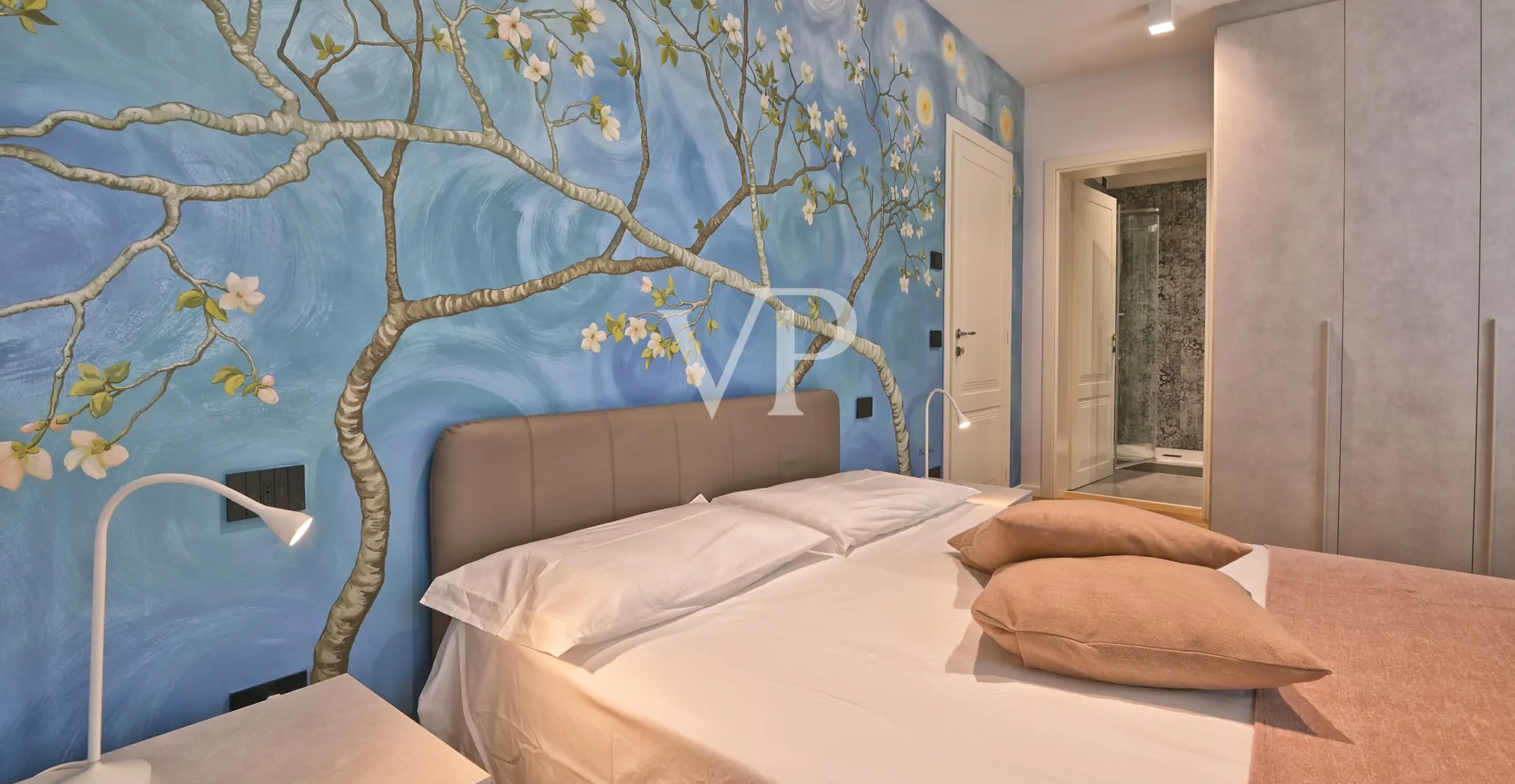 Elegant large apartment with terrace on the lakefront of Gargnano