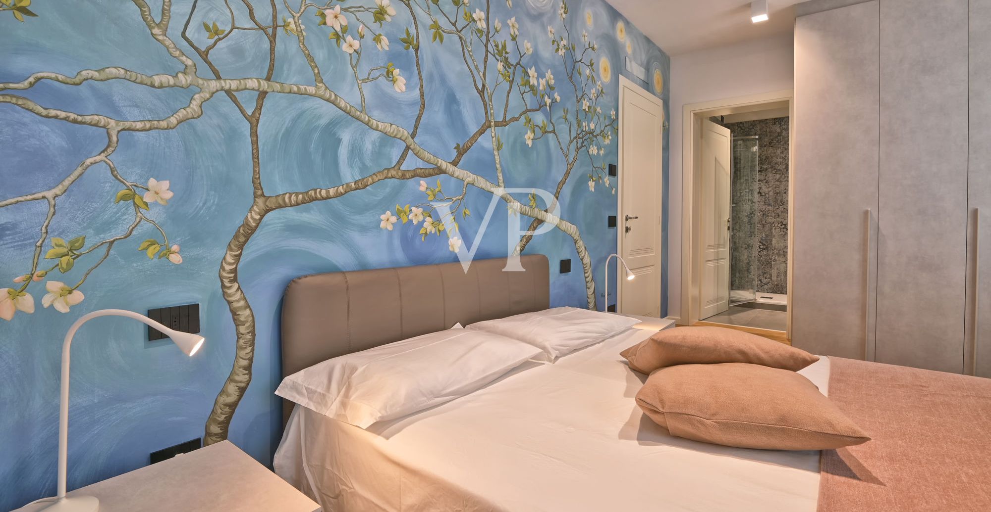 Elegante appartamento di ampie dimensioni con terrazzo sul lungolago di Gargnano