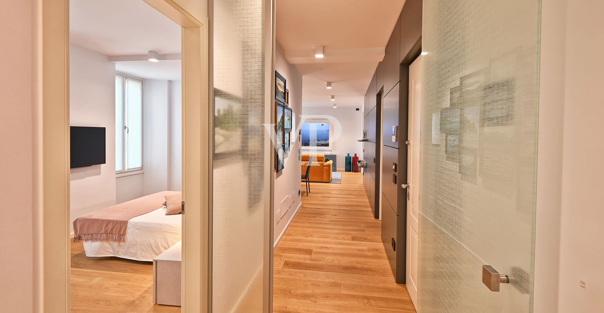 Elegante appartamento di ampie dimensioni con terrazzo sul lungolago di Gargnano