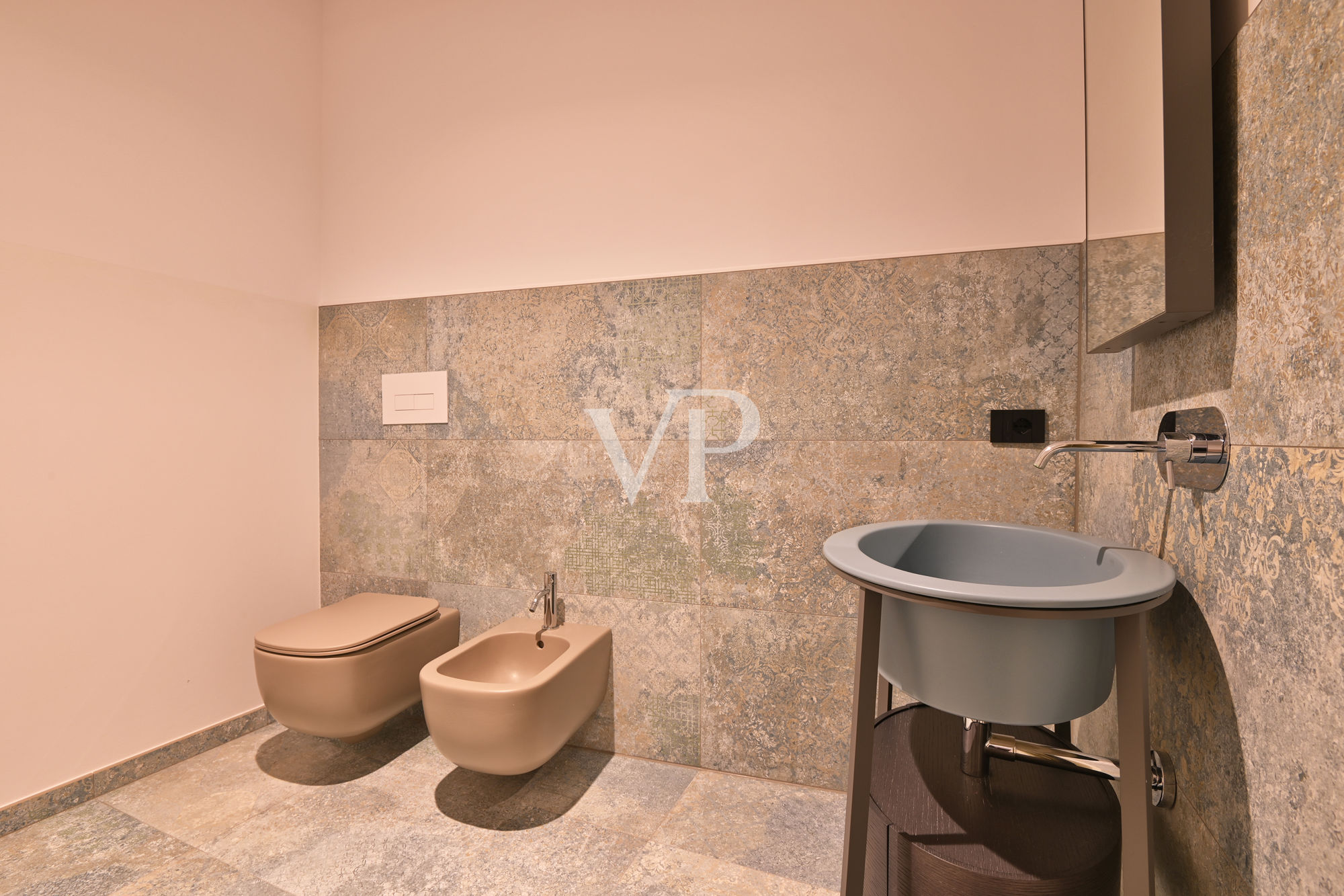 Elegante appartamento di ampie dimensioni con terrazzo sul lungolago di Gargnano