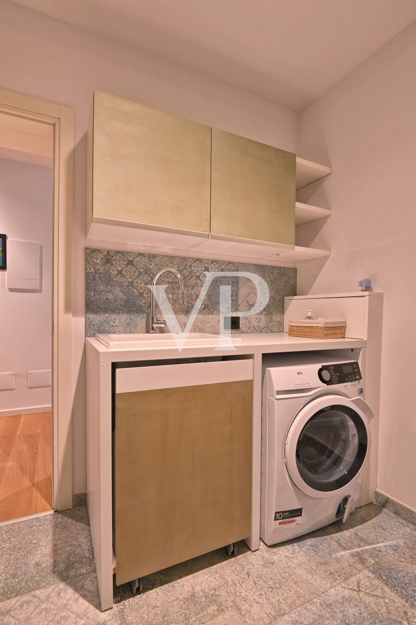 Elegante appartamento di ampie dimensioni con terrazzo sul lungolago di Gargnano