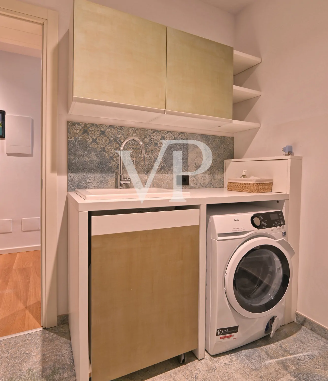 Elegant large apartment with terrace on the lakefront of Gargnano