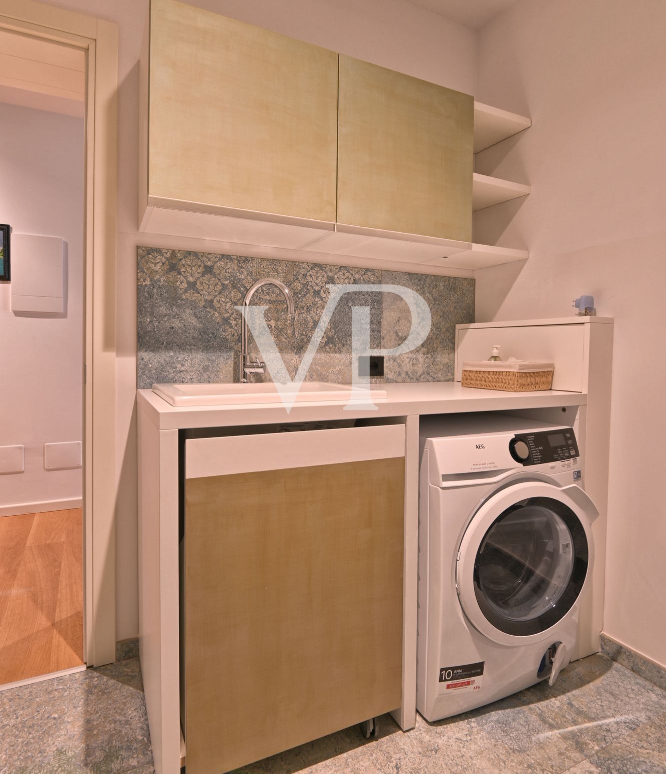 Elegante appartamento di ampie dimensioni con terrazzo sul lungolago di Gargnano
