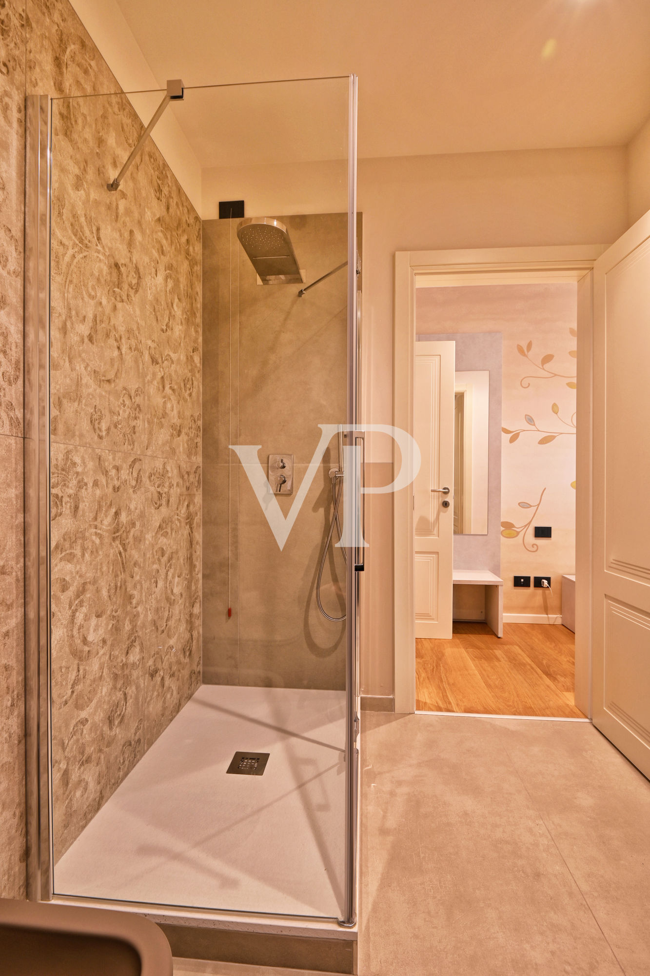 Elegante appartamento di ampie dimensioni con terrazzo sul lungolago di Gargnano