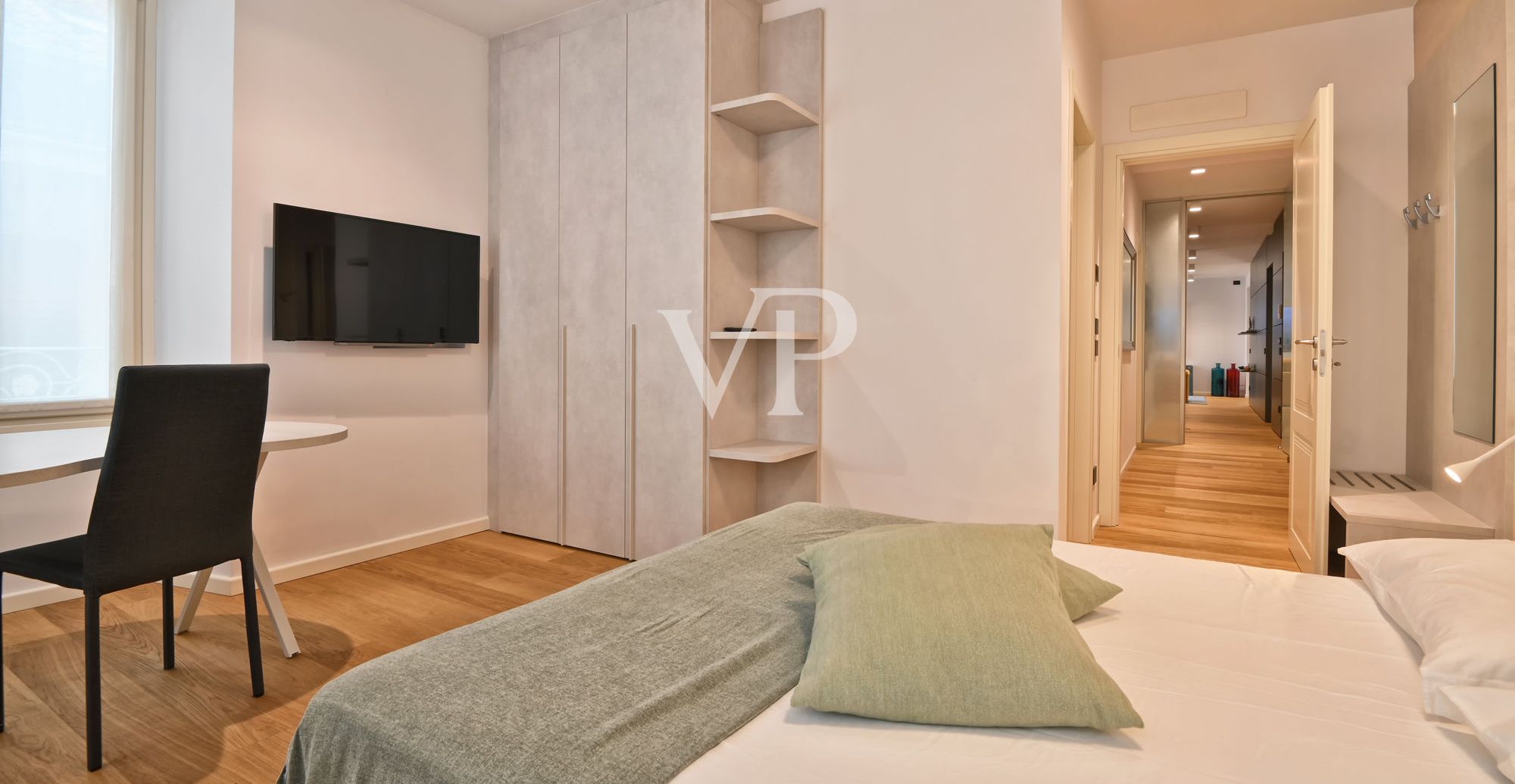 Elegante appartamento di ampie dimensioni con terrazzo sul lungolago di Gargnano