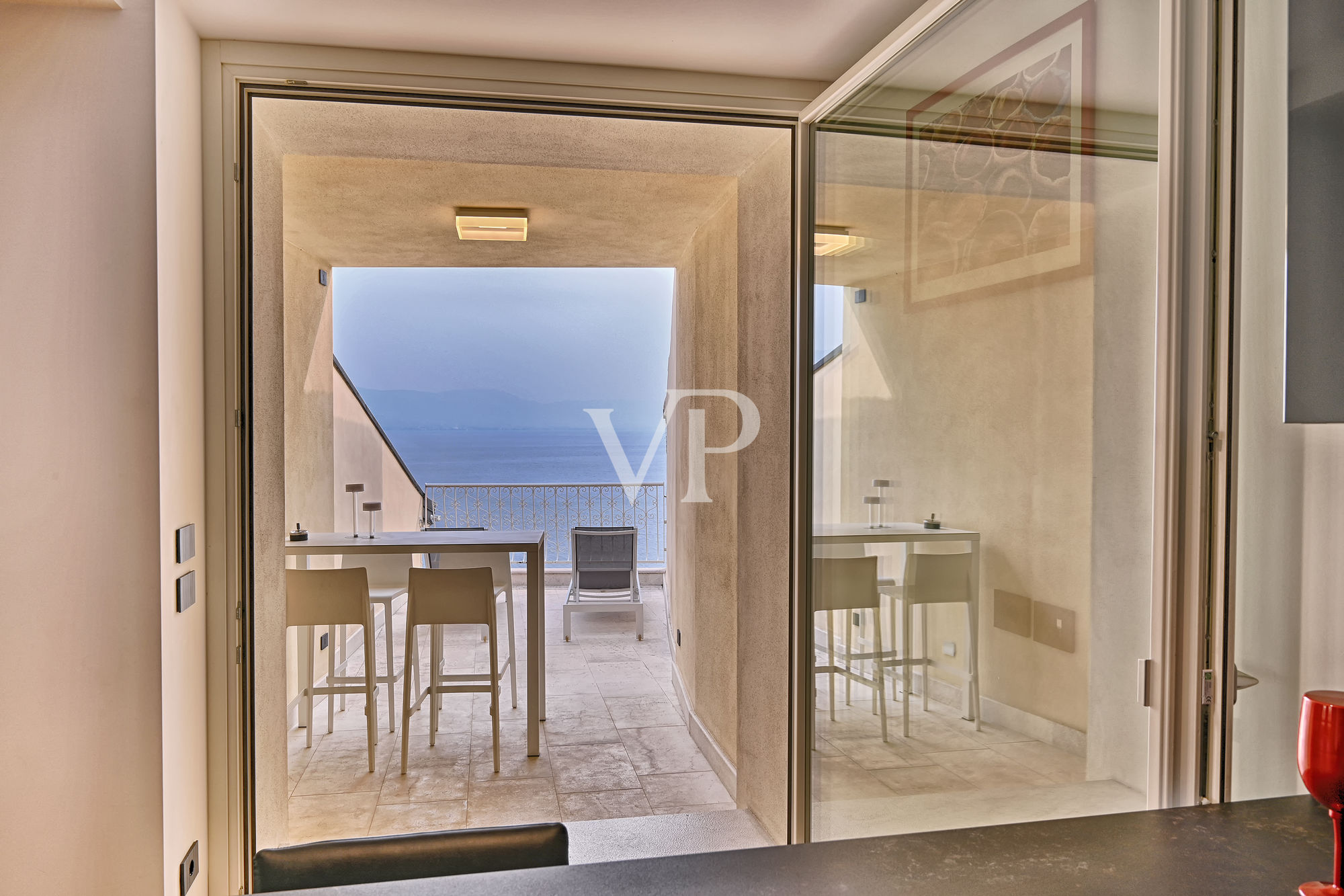 Elegante appartamento di ampie dimensioni con terrazzo sul lungolago di Gargnano