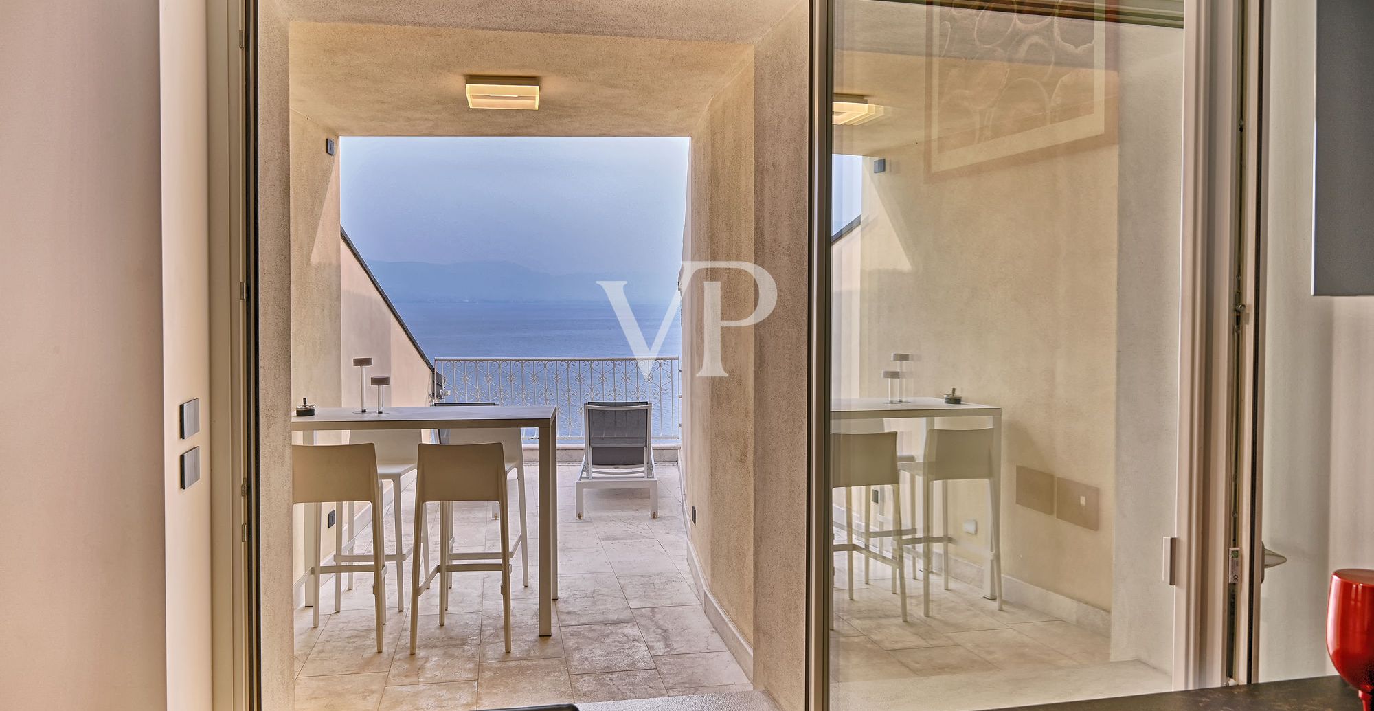 Elegante appartamento di ampie dimensioni con terrazzo sul lungolago di Gargnano