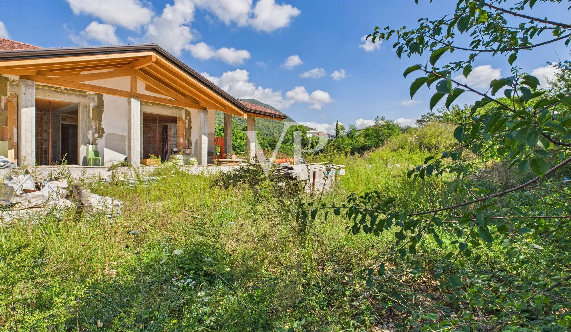 Baugrundstück mit genehmigtem Projekt in Castion Veronese – Ihre Investitionschance am Gardasee!