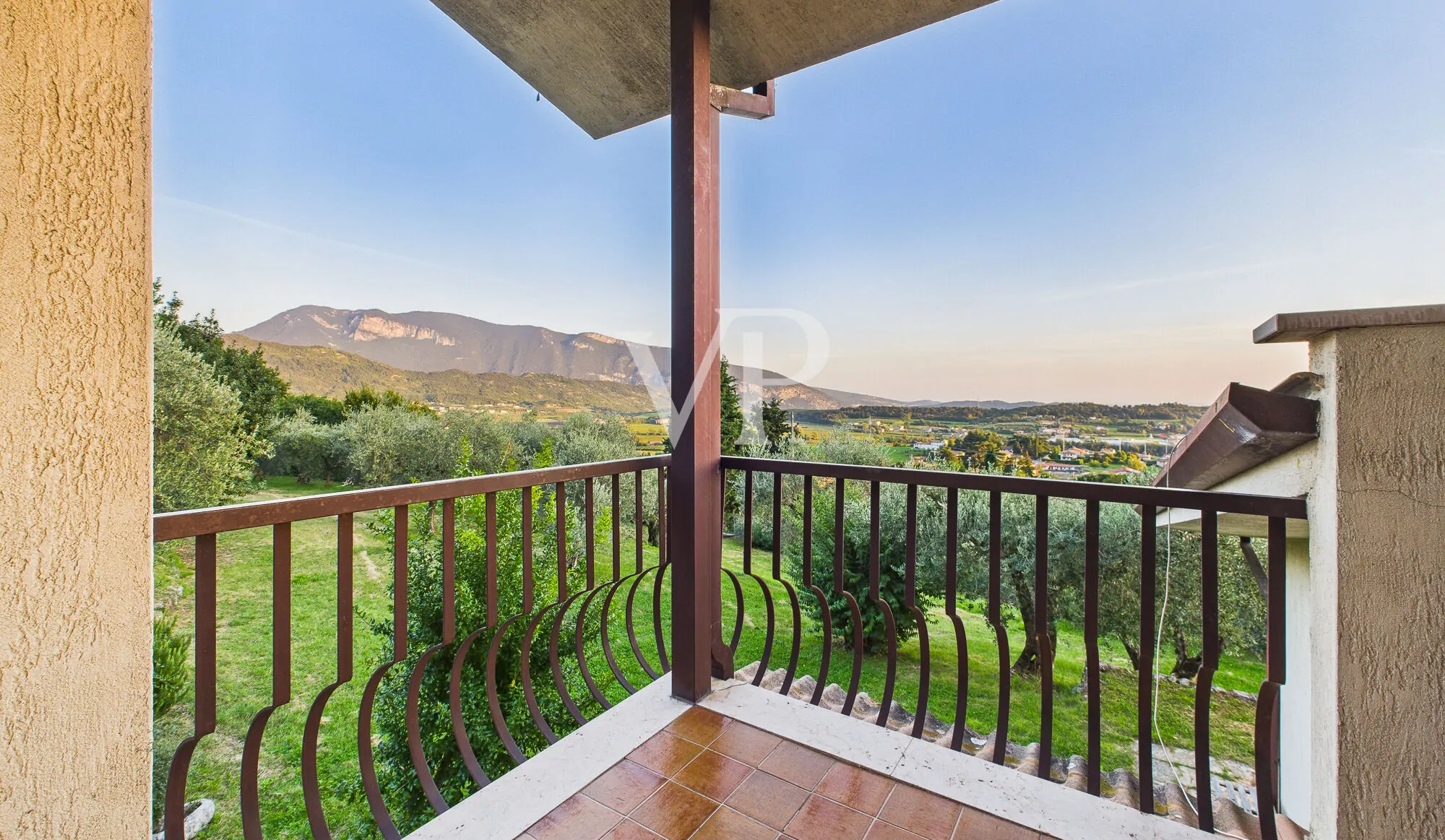 Elegante villa con ampio parco privato a Caprino Veronese – Località Caiar