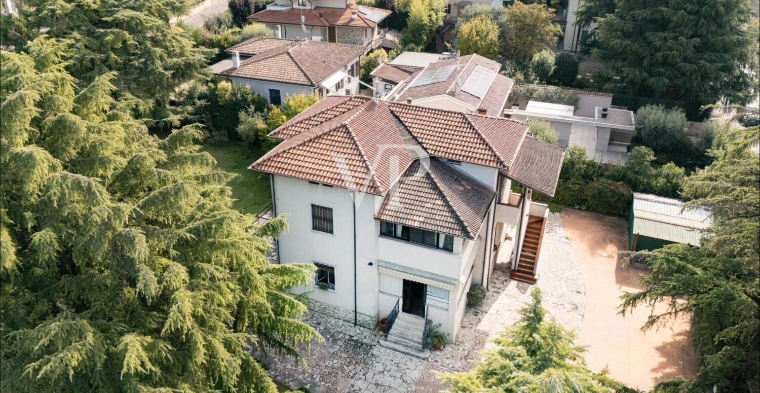 Villa mit zwei unabhängigen Wohnungen und großem Park in Lonato del Garda