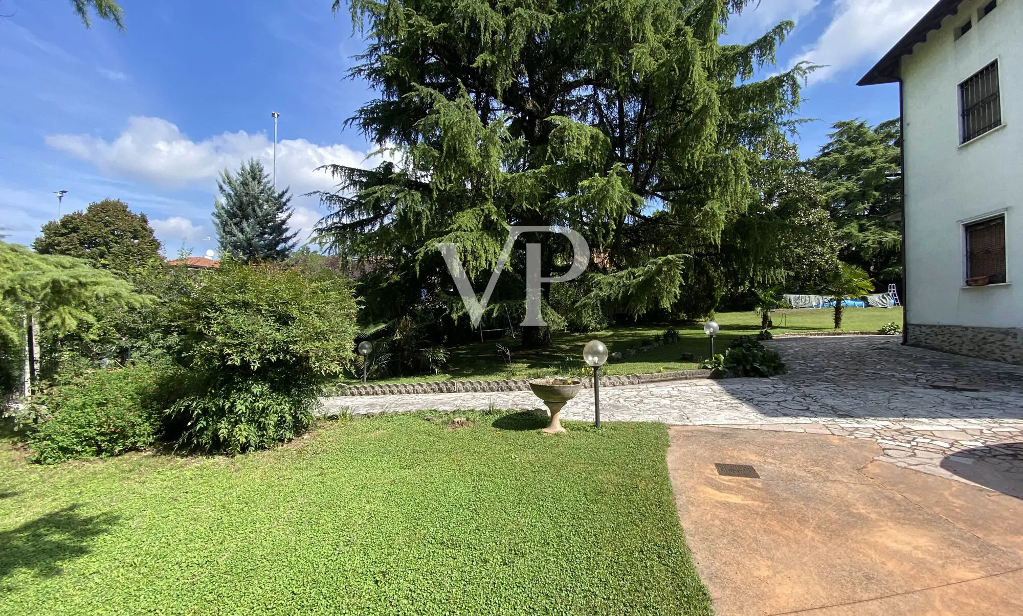 Villa bifamiliare con ampio parco a Lonato del Garda