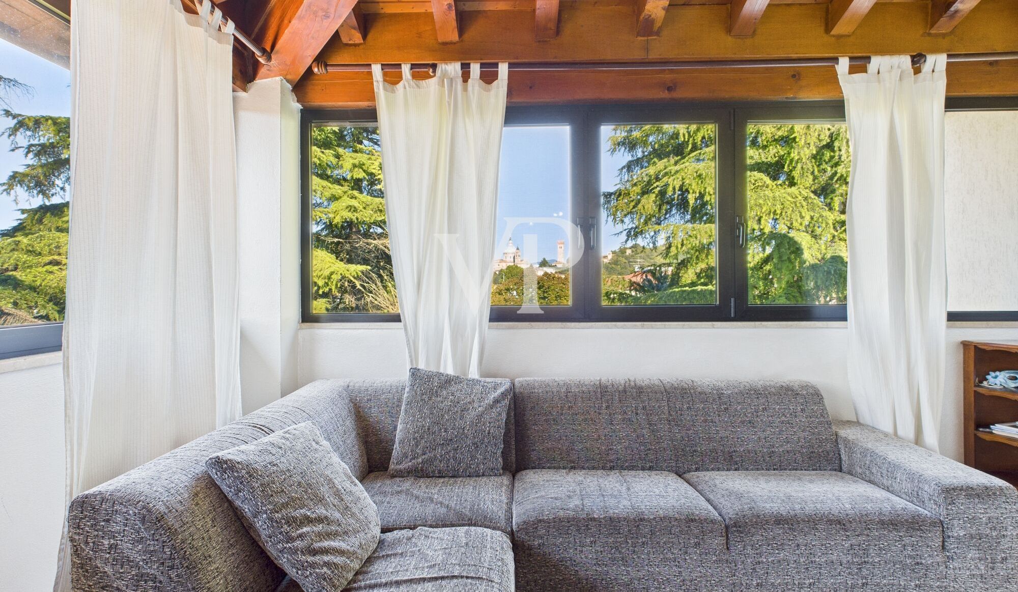 Villa mit zwei unabhängigen Wohnungen und großem Park in Lonato del Garda