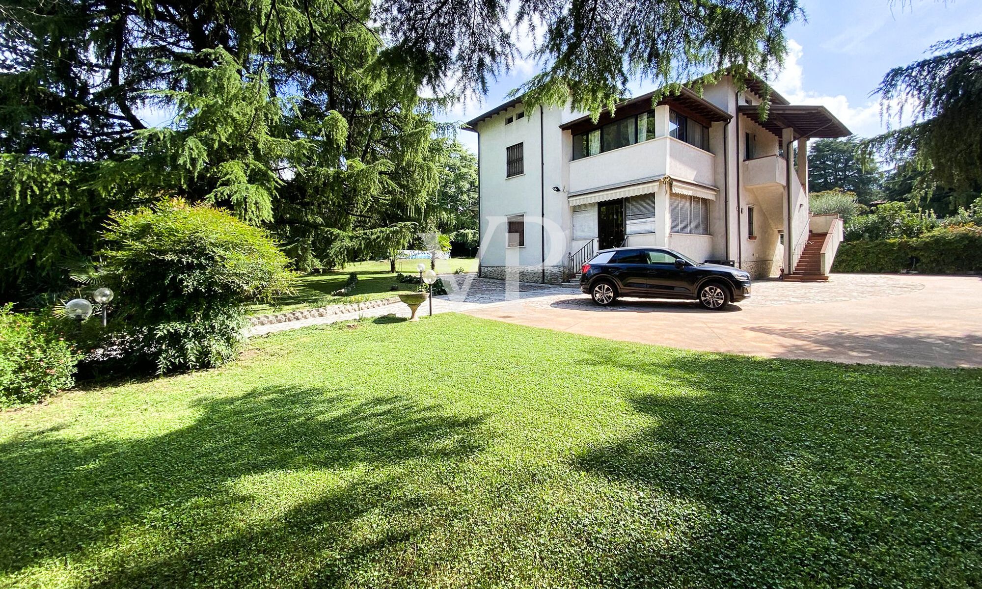 Villa mit zwei unabhängigen Wohnungen und großem Park in Lonato del Garda