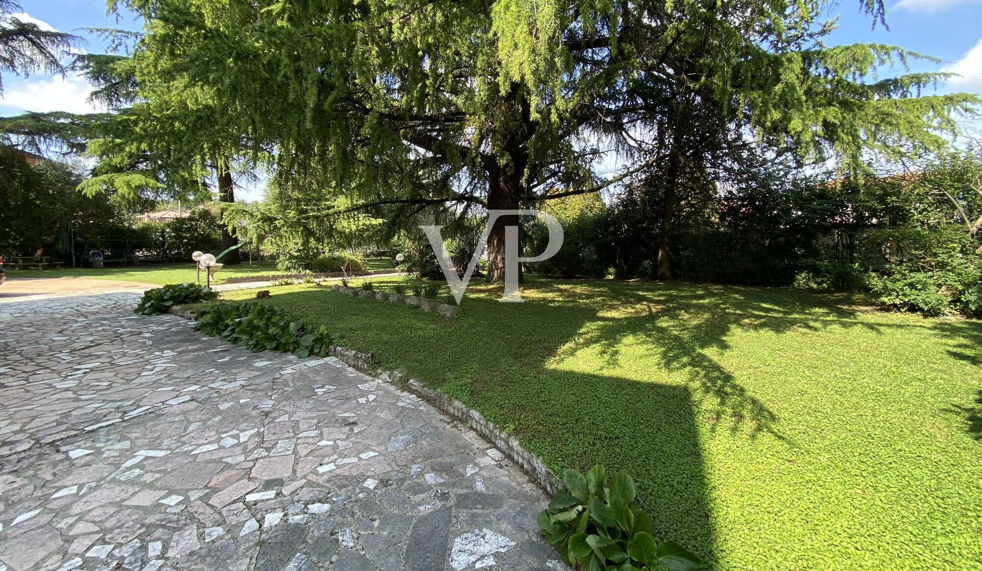 Villa mit zwei unabhängigen Wohnungen und großem Park in Lonato del Garda