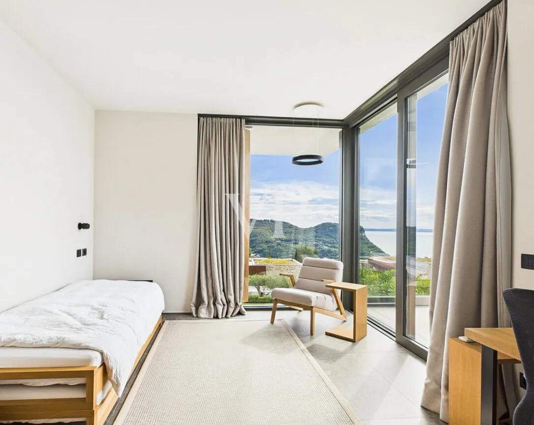 Exclusiva villa de diseño con vistas a la bahía de Garda: estilo, tranquilidad y lujo mediterráneo