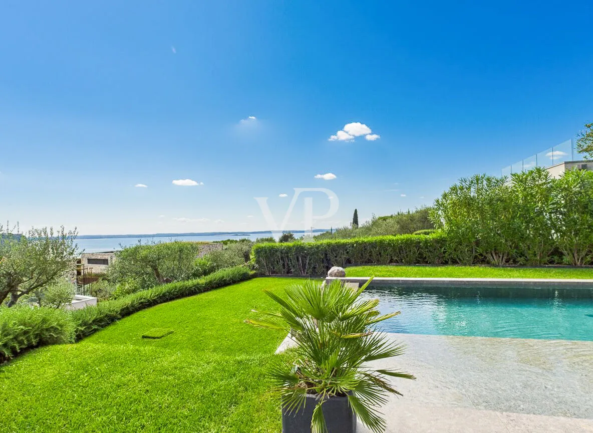 Exclusiva villa de diseño con vistas a la bahía de Garda: estilo, tranquilidad y lujo mediterráneo