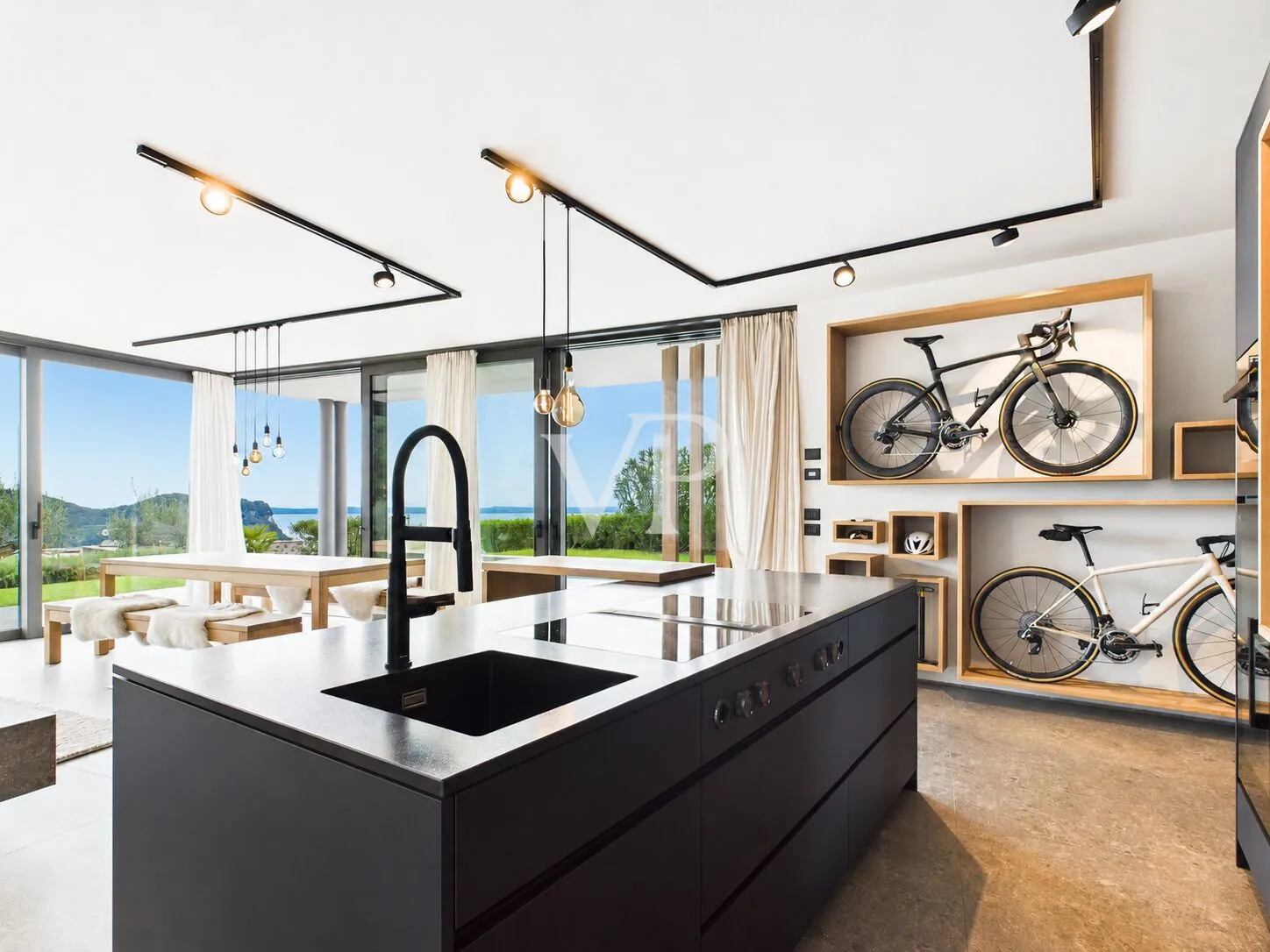 Exclusiva villa de diseño con vistas a la bahía de Garda: estilo, tranquilidad y lujo mediterráneo