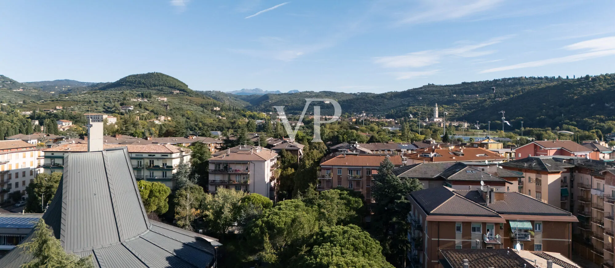 Appartamento su due piani, posto auto, terrazza panoramica