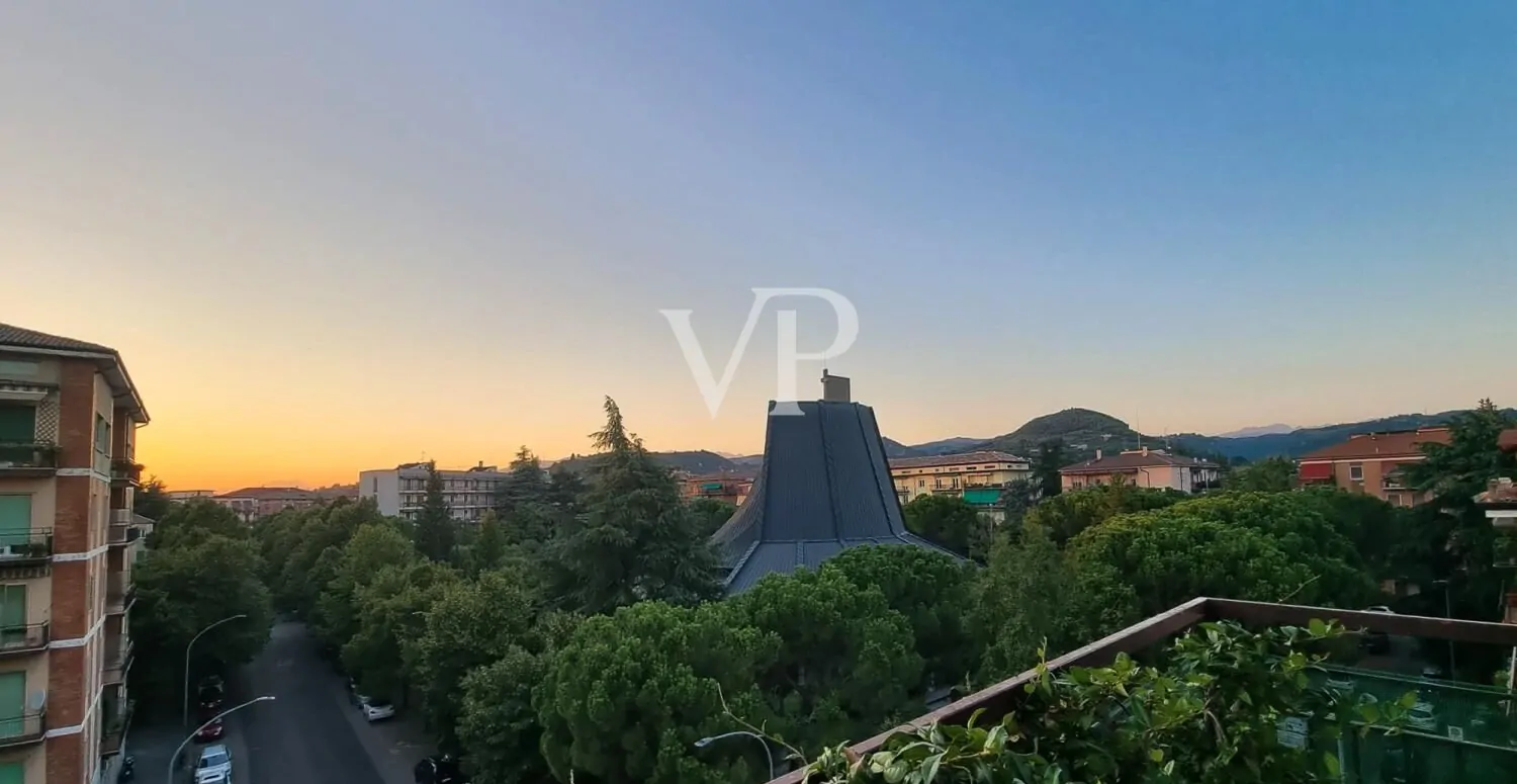 Appartamento su due piani, posto auto, terrazza panoramica