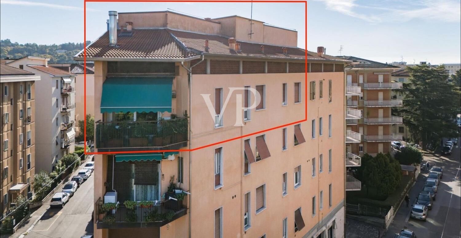 Appartamento su due piani, posto auto, terrazza panoramica