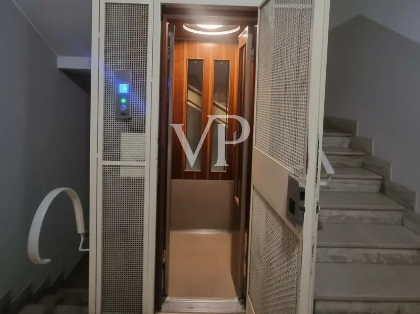 Appartamento su due piani, posto auto, terrazza panoramica