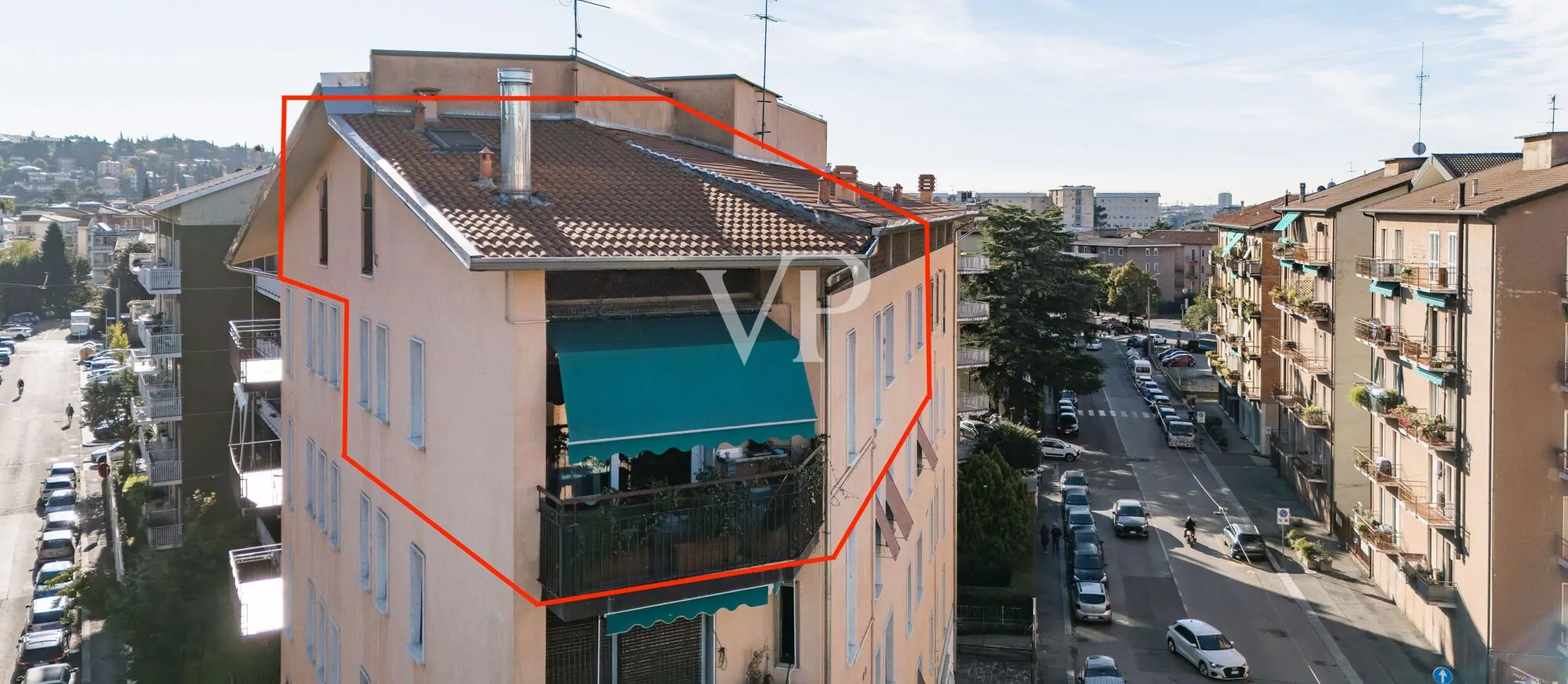 Appartamento su due piani, posto auto, terrazza panoramica