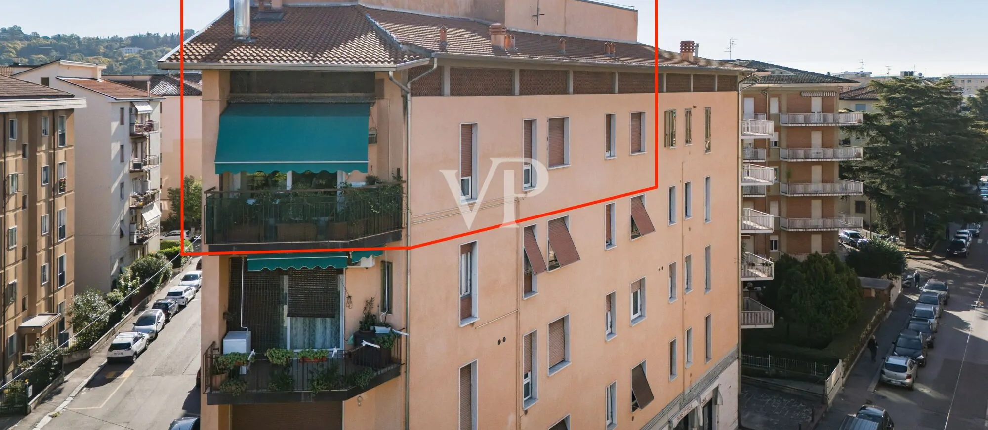 Appartamento su due piani, posto auto, terrazza panoramica