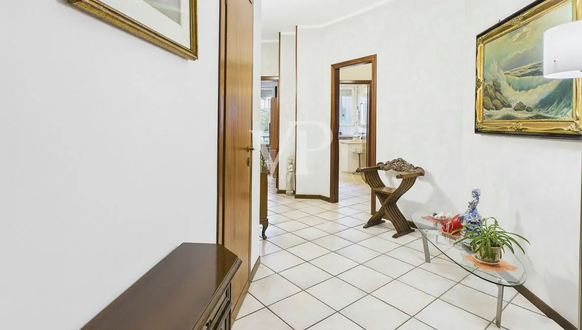 Three-room apartment with garage near Porta Nuova station