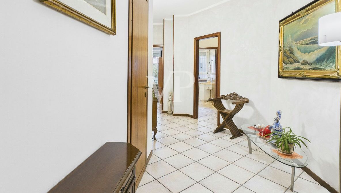 Dreizimmerwohnung mit Garage in der Nähe des Bahnhofs Porta Nuova